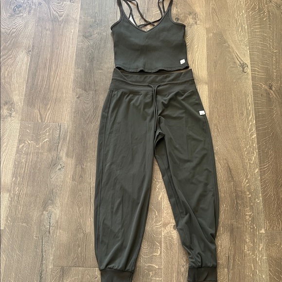 Vuori Rib Top & Daily Jogger in Oregano Green Matching Set . Size M - Picture 2 of 13